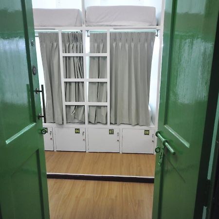 Hostel Latha Янгон Экстерьер фото