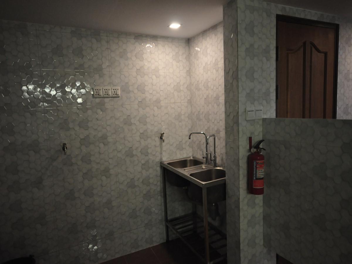 Hostel Latha Янгон Экстерьер фото