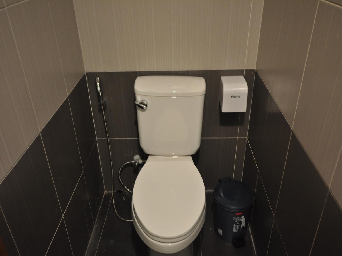 Hostel Latha Янгон Экстерьер фото
