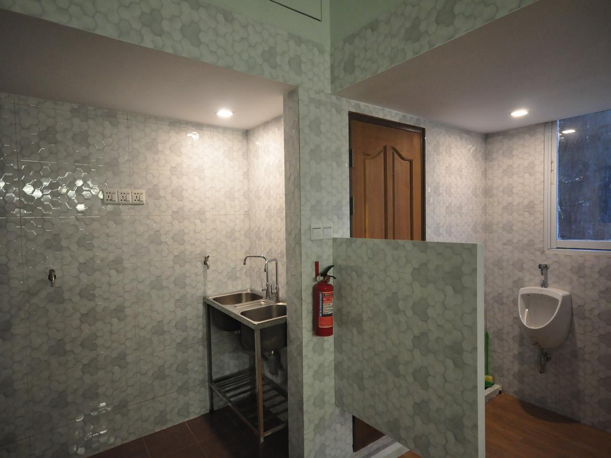 Hostel Latha Янгон Экстерьер фото