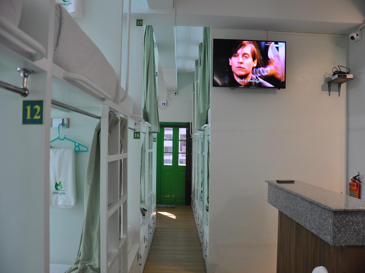 Hostel Latha Янгон Экстерьер фото