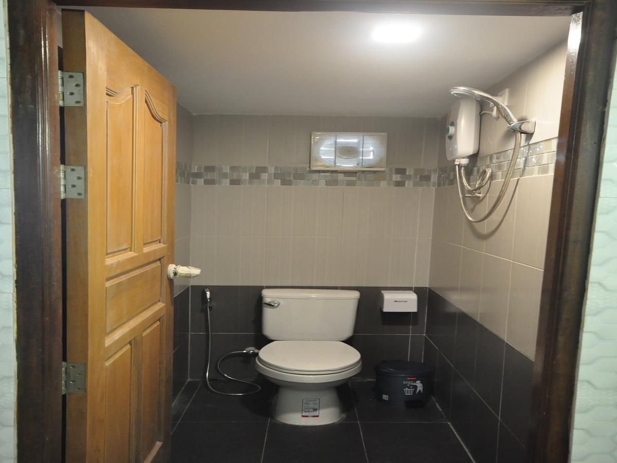 Hostel Latha Янгон Экстерьер фото